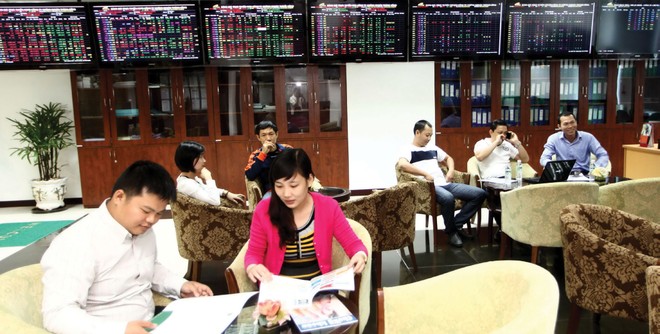 Tỷ lệ nhà đầu tư cá nhân quá đông khiến thị trường chứng khoán Việt Nam biến động khó lường, rủi ro đầu cơ cao.