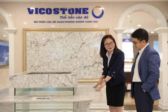 Nhân viên Vicostone tư vấn sản phẩm cho khách hàng tại showroom Hà Nội.