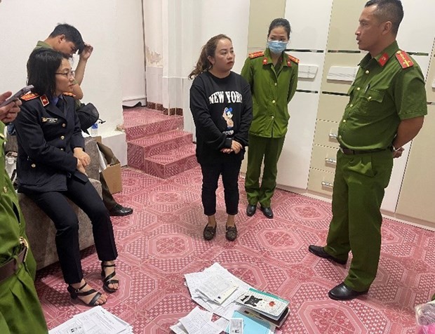 Lực lượng chức năng tiến hành khám xét chỗ ở của Võ Thị Hồng Phúc. (Nguồn: Báo Lâm Đồng)