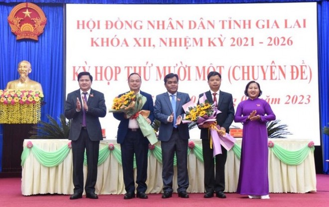 Thường trực HĐND tỉnh Gia Lai chúc mừng ông Nguyễn Hữu Quế và ông Dương Mah Tiệp đã được bầu giữ chức Phó Chủ tịch UBND tỉnh Gia Lai nhiệm kỳ 2021-2026.
