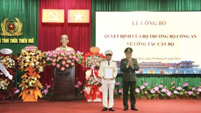 Giám đốc Công an tỉnh trao quyết định bổ nhiệm Thượng tá Hồ Xuân Phương.