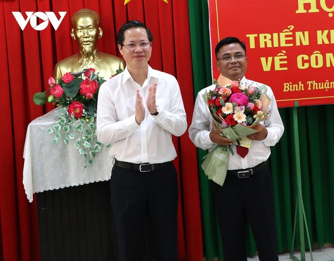 Ông Phan Dương Cường nhận hoa chúc mừng từ Chủ tịch UBND tỉnh Bình Thuận (Ảnh: T.T.D).