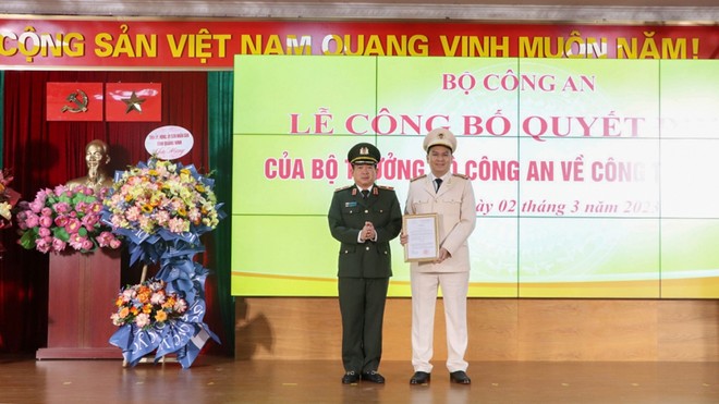 Thiếu tướng Đinh Văn Nơi (ảnh trái) trao Quyết định bổ nhiệm Trung tá Cù Quốc Thắng giữ chức vụ Phó Giám đốc Công an tỉnh (Ảnh: Công an tỉnh Quảng Ninh).