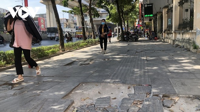 Nhiều tuyến phố lát đá tại Hà Nội nhanh chóng xuống cấp sau thời gian ngắn sử dụng.