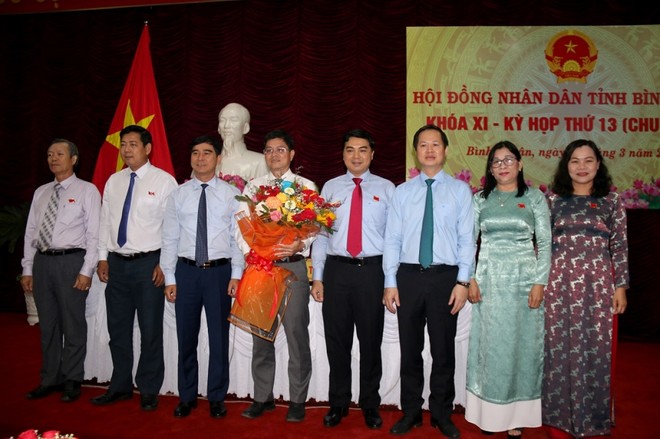 Ông Nguyễn Hồng Hải (người cầm hoa) được bầu giữ chức Phó Chủ tịch UBND tỉnh Bình Thuận (Ảnh: NT)
