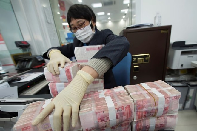 Việc ngân hàng Baoshang phá sản, còn một số ngân hàng nông thôn ở tỉnh Hà Nam (miền trung của Trung Quốc) đóng băng tài khoản, khiến khách hàng lo lắng về khoản tiền gửi của họ. Ảnh: Reuters