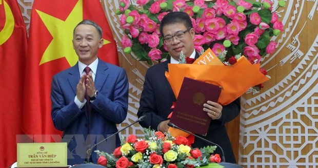 Ông Trần Văn Hiệp, Chủ tịch UBND tỉnh Lâm Đồng trao Quyết định của Thủ tướng Chính phủ cho ông Nguyễn Ngọc Phúc. (Ảnh: Chu Quốc Hùng/TTXVN).