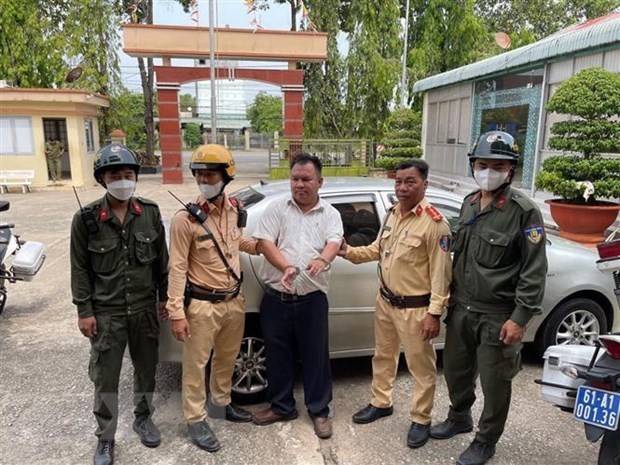 Công an huyện Phú Giáo bắt tạm giam đối tượng Bồ Như Phong. (Ảnh: TTXVN phát)