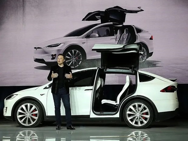 Tỷ phú Elon Musk đứng cạnh một mẫu xe điện của Tesla. (Ảnh: Getty Images).