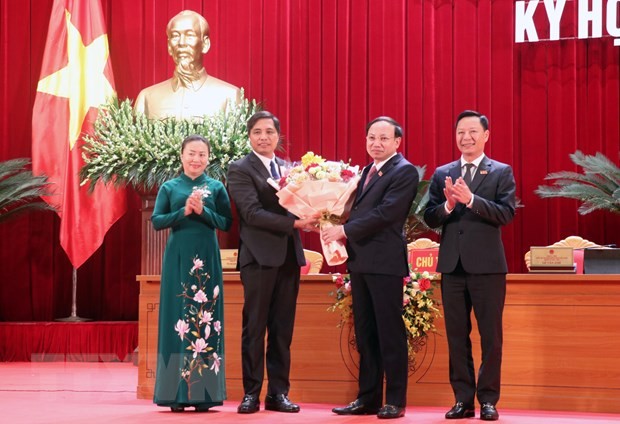 Ông Vũ Văn Diện (người thứ hai, từ trái sang) được bầu làm Phó Chủ tịch UBND tỉnh Quảng Ninh. (Ảnh: Văn Đức/TTXVN).