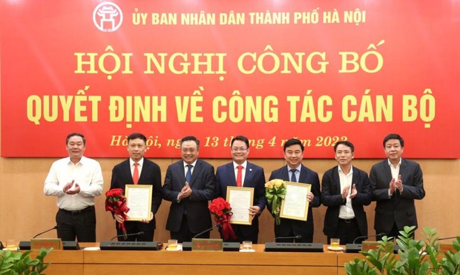 Lãnh đạo UBND Thành phố Hà Nội trao Quyết định và tặng hoa các cán bộ được bổ nhiệm.