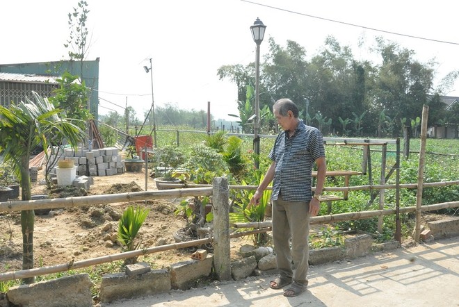 Ông Huỳnh Hồng chủ cũ của thửa đất chỉ vị trí ranh giới đã được xác định trong giấy chứng nhận quyền sử dụng đất.