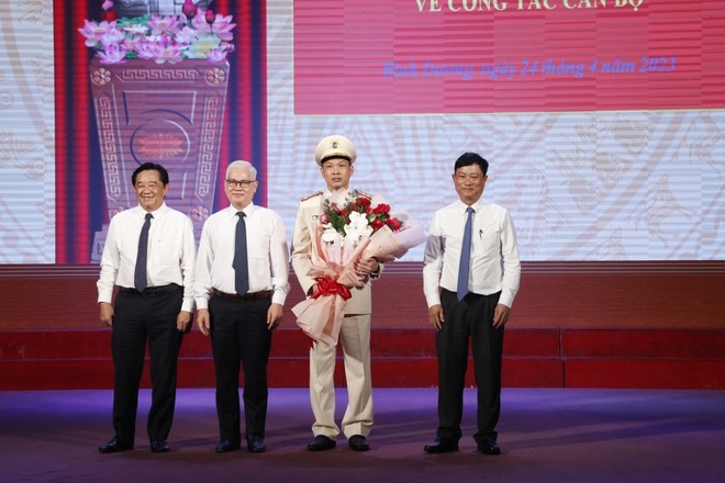 Đại tá Tạ Văn Đẹp nhận chức vụ Giám đốc Công an tỉnh Bình Dương.