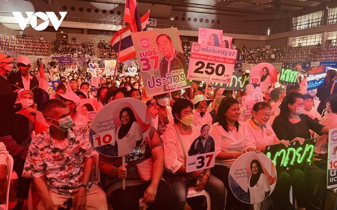 Các cử tri ủng hộ đảng Quyền lực nhà nước nhân dân (PPRP) có mặt buổi vận động tranh cử cuối cùng trước thềm Tổng tuyển cử tại Trung tâm Thanh thiếu niên Bangkok hôm 12/5/2023. Ảnh: VOV - Bangkok.
