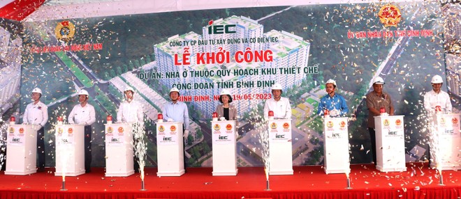 Các đại biểu thực hiện nghi thức bấm nút khởi công Dự án Nhà ở thuộc quy hoạch Khu thiết chế công đoàn tỉnh Bình Định. Nguồn: binhdinh.gov.vn.