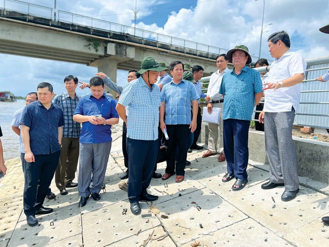 Bộ trưởng Lê Minh Hoan (thứ hai từ phải qua) cùng lãnh đạo tỉnh Cà Mau khảo sát tình hình sạt lở tại huyện Năm Căn Ảnh: Trọng Linh.