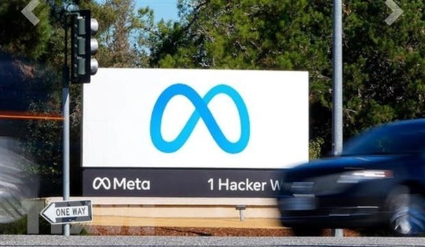 Biểu tượng của Công ty Meta, đơn vị chủ quản mạng xã hội Facebook, tại trụ sở công ty ở Menlo Park, California (Mỹ). (Ảnh: AP/TTXVN)