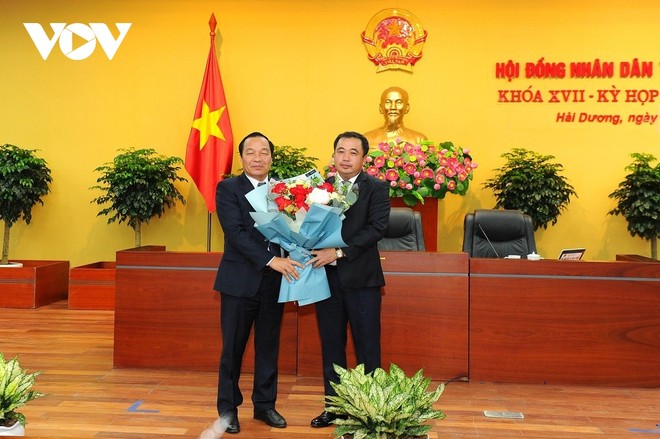 Ông Trần Đức Thắng, Bí thư Tỉnh ủy Hải Dương tặng hoa chúc mừng tân Chủ tịch HĐND tỉnh Hải Dương Lê Văn Hiệu.