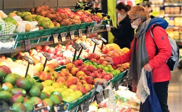 Người dân mua sắm tại siêu thị ở Vienna (Áo). (Ảnh: AFP/TTXVN)