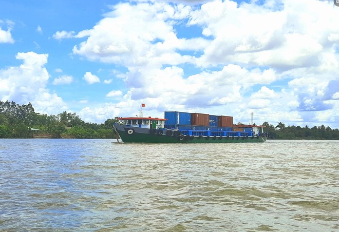 Một sà lan vận chuyển container trên sông Tiền.