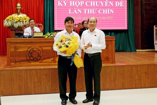 Phó Bí thư Tỉnh ủy, Chủ tịch UBND tỉnh Đắk Lắk Phạm Ngọc Nghị chúc mừng tân Phó Chủ tịch UBND tỉnh Nguyễn Thiên Văn (bên trái).