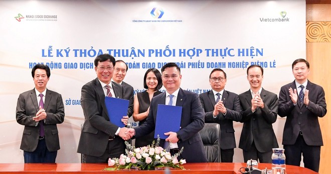 Ông Nguyễn Thanh Tùng – Tổng Giám đốc Vietcombank (bên phải) và ông Dương Văn Thanh – Tổng Giám đốc VSDC ký kết thỏa thuận phối hợp.