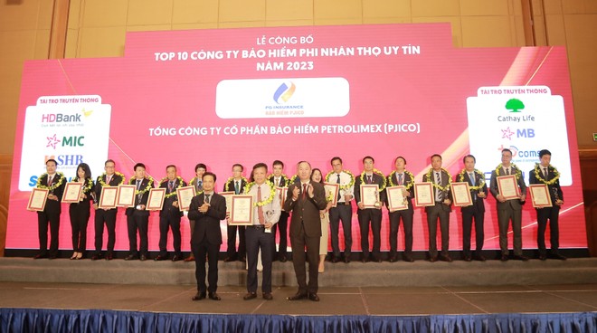 Ông Trần Anh Tuấn - Phó tổng giám đốc PJICO nhận Cup và Giấy chứng nhận Top 10 Công ty bảo hiểm phi nhân thọ uy tín năm 2023 từ Ban tổ chức.