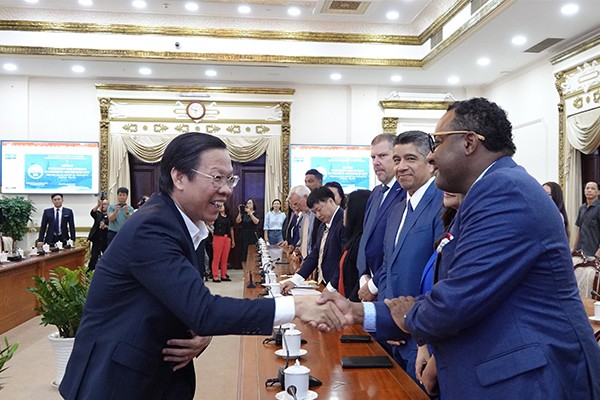 Chủ tịch TP.HCM Phan Văn Mãi trao đổi với đoàn doanh nghiệp Hoa Kỳ - Ảnh: Lê Quân.