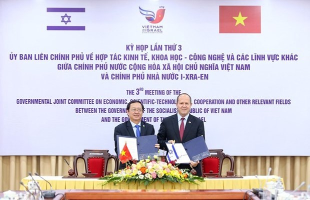 Bộ trưởng Bộ KH&CN Việt Nam Huỳnh Thành Đạt và Bộ trưởng Bộ Kinh tế và Công nghiệp Israel Nir Barkat ký kết Biên bản Kỳ họp lần 3 của Uỷ ban liên Chính phủ Việt Nam - Israel. (Ảnh: VGP)
