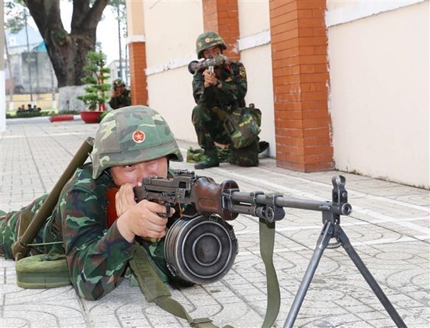 Chiến sỹ Trung đoàn Gia Định huấn luyện các phương án sẵn sàng chiến đấu bảo vệ các mục tiêu, trụ sở của Thành phố Hồ Chí Minh trong ngày lễ, Tết của dân tộc. (Ảnh: Trọng Đức/TTXVN)