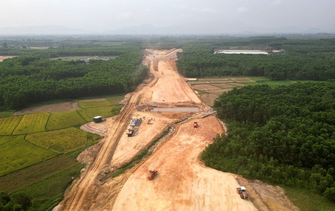 Dự án cao tốc Quảng Ngãi - Hoài Nhơn đang được thi công.