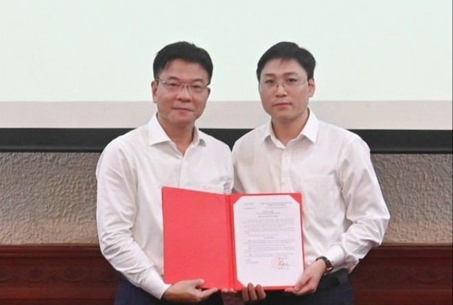 Bộ trưởng Lê Thành Long trao quyết định bổ nhiệm ông Đỗ Xuân Quý làm Chánh Văn phòng Bộ Tư pháp. (Ảnh: Bộ Tư pháp).