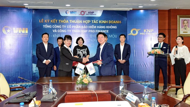 Bà Tào Thị Thanh Hoa – Phó TGĐ VNI và ông Kim Dong Lyun – Giám đốc KNP Pro cùng ký & trao Thỏa thuận hợp tác kinh doanh.