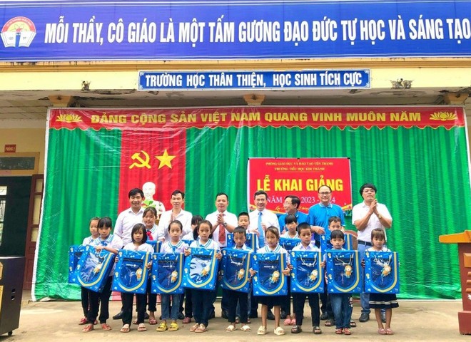 Mỗi chiếc balo _Quà vui tới trường_ của Bảo Việt Nhân thọ sẽ là người bạn đồng hành cùng các em trên con đường tới lớp.