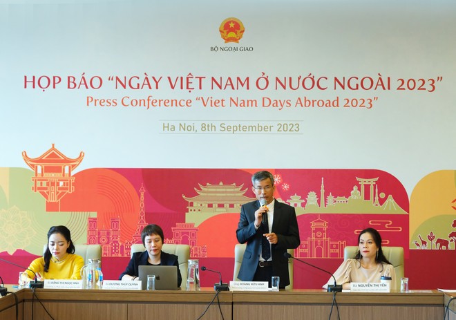 Ông Hoàng Hữu Anh - Phó Vụ trưởng Vụ Ngoại giao Văn hóa - UNESCO (Bộ Ngoại giao) phát biểu khai mạc họp báo “Ngày Việt Nam ở nước ngoài 2023”.