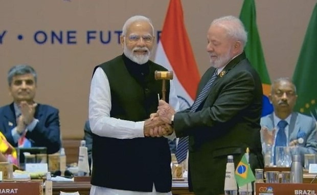 Thủ tướng Ấn Độ Narendra Modi trao búa Chủ tịch G20 cho Tổng thống Brazil Luiz Inacio Lula da Silva. (Nguồn: PTI)