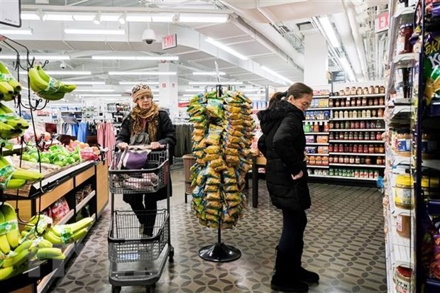 Người dân mua sắm tại một cửa hàng ở Queens, New York, Mỹ. (Ảnh: THX/TTXVN).