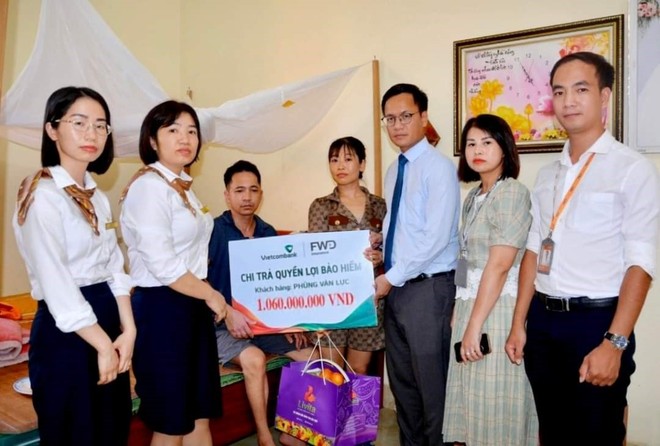 Đại diện Vietcombank Hải Dương và đại diện FWD Việt Nam thăm hỏi, tặng quà và trao biển tượng trưng chi trả quyền lợi bảo hiểm cho anh Phùng Văn Lực.