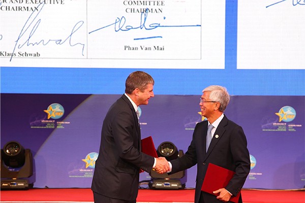 Ông Võ Văn Hoan (bên phải), Phó chủ tịch UBND TP.HCM và ông Jeremy Jurgens, Giám đốc điều hành Diễn đàn Kinh tế Thế giới trao bản tuyên bố chung hợp tác giữa hai bên.