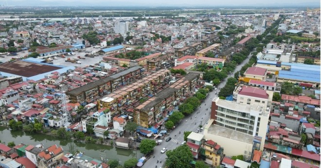 Toàn cảnh 10 dãy chung cư ở phường Vạn Mỹ trên đường Đà Nẵng. Ảnh: LT.