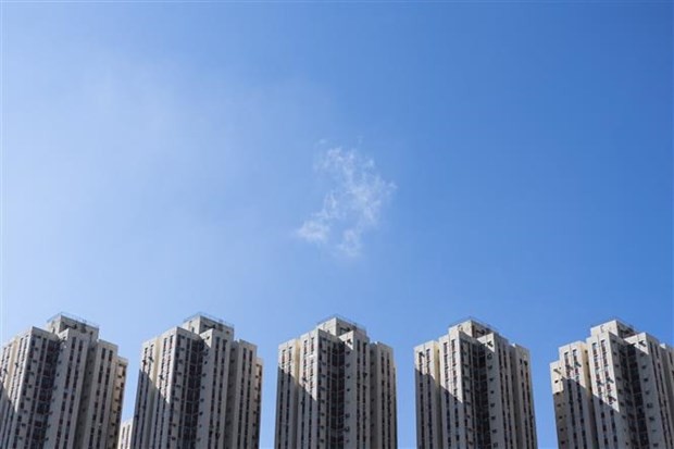 Các tòa nhà chung cư ở Hong Kong (Trung Quốc) ngày 20/11/2021. (Ảnh: AFP/TTXVN)