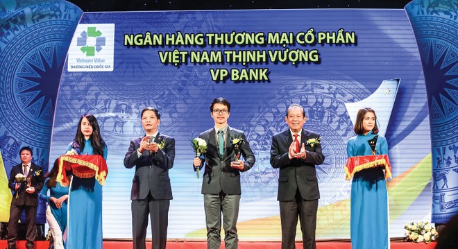 Đại diện VPBank (đứng giữa) nhận Biểu trưng Thương hiệu Quốc gia