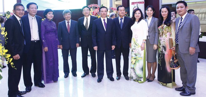 Bộ trưởng Bộ Tài chính Đinh Tiến Dũng, Thứ trưởng Bộ Kế hoạch và Đầu tư Nguyễn Thế Phương cùng lãnh đạo ngành tại Lễ trao giải ARA 2014