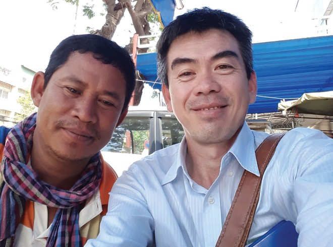 Ông Trương Minh Cát Nguyên (phải) và người bạn mới tại Campuchia