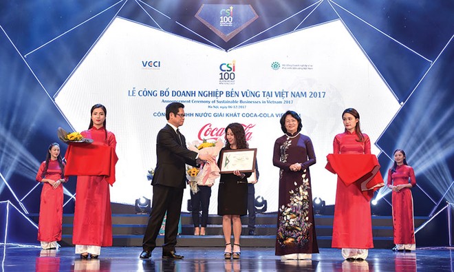 Phó Chủ tịch nước Đặng Thị Ngọc Thịnh và Chủ tịch VCCI Vũ Tiến Lộc trao chứng nhận doanh nghiệp bền vững cho đại diện Coca-Cola Việt Nam