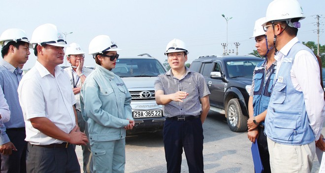 Ông Lê Duy Thành, Phó Chủ tịch UBND tỉnh Vĩnh Phúc (đứng giữa) chia sẻ về cơ hội đầu tư vào tỉnh Vĩnh Phúc.