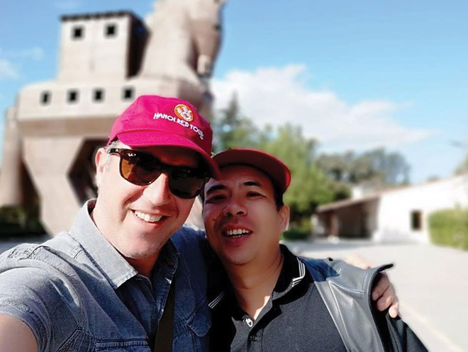 Tác giả Trần Quốc Hưng  (bìa phải) chụp ảnh kỷ niệm cùng một người bạn quốc tế.
