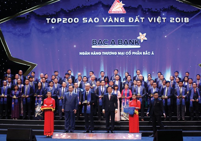 Ông Chu Nguyên Bình, Phó tổng giám đốc 
BAC A BANK nhận giải Sao Vàng Đất Việt 2018