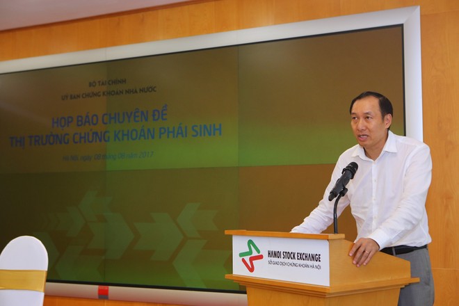 Ông Phạm Hồng Sơn, Phó chủ tịch UBCK phát biểu tại buổi họp báo