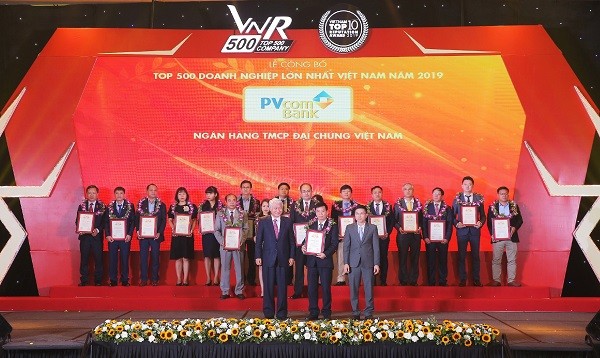 Đại diện PVcomBank, ông Phạm Huy Tuyên – Phó Tổng Giám đốc nhận giải thưởng từ Ban tổ chức